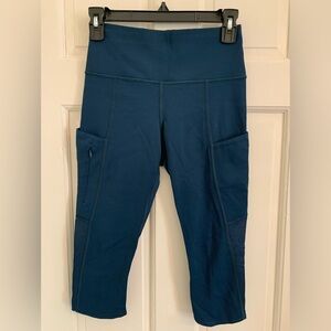 Athleta crop leggings blue with side pockets and mesh detail size XS